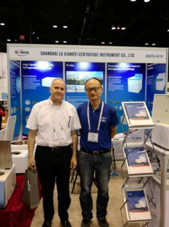Employees take photos with foreign merchants and friends at the booth