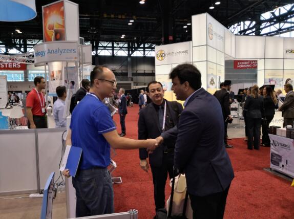 Yang Changqing introduces products to customers
