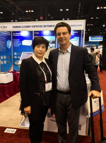 Employees take photos with foreign merchants and friends at the booth