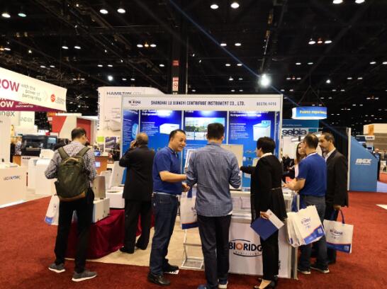 Yang Changqing introduces products to customers